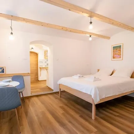 Jerry's Old Town Garden Апартаменти *