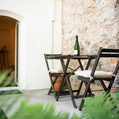 Jerry's Old Town Garden Apartament