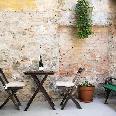 Апартаменти Jerry's Old Town Garden