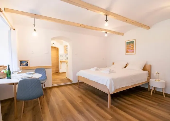 Jerry's Old Town Garden Апартаменти *